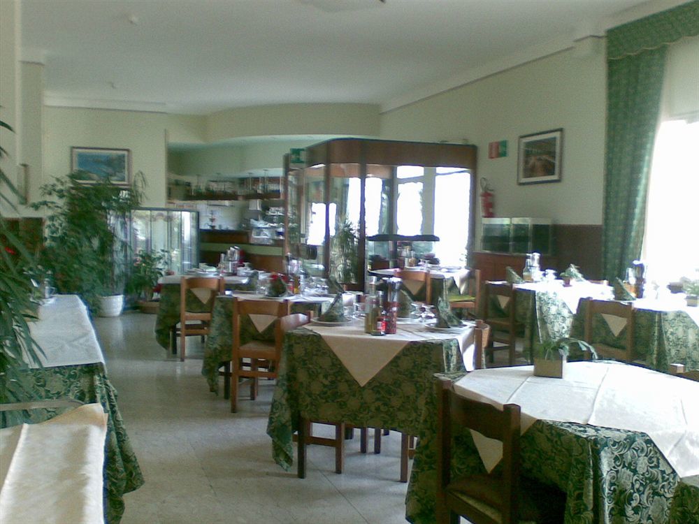 Albergo Ristorante San Matteo San Bartolomeo Al Mare Exteriér fotografie